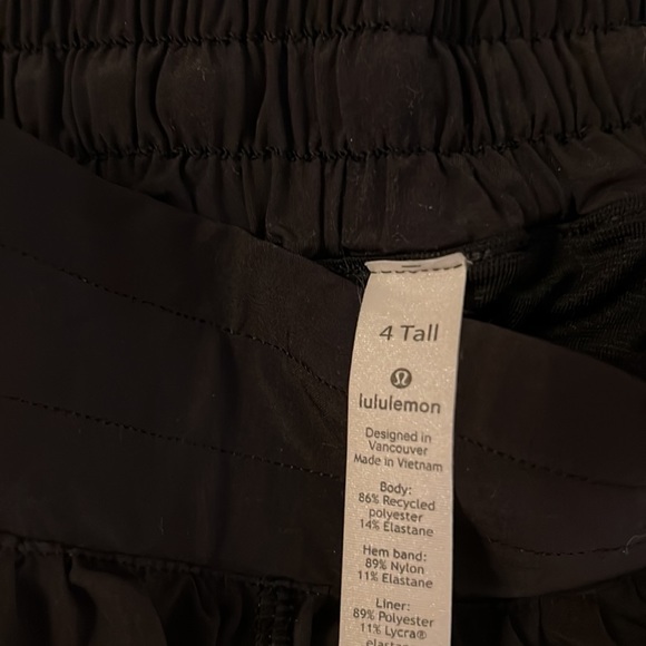 Black lululemon hotty hot shorts - size 4 tall - Picture 3 of 3